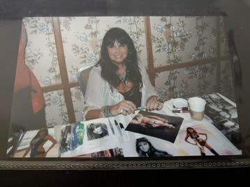 James Bond gerelateerde foto - Bond-girl Caroline Munro, Verzamelen, Ophalen of Verzenden, Nieuw, Film, Foto of Kaart