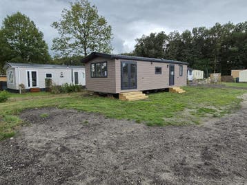 Nieuw chalet op kavel te koop Camping Reeënwissel in Drenthe, Caravans en Kamperen, Tot en met 4
