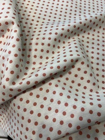 Katoenen stof met terracotta micro-polkadots – Elegantie met