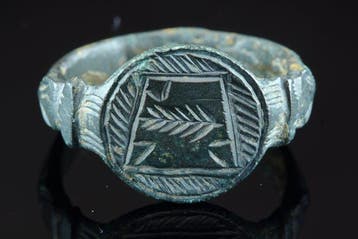 Middeleeuws Brons Bronzen ring met christelijk