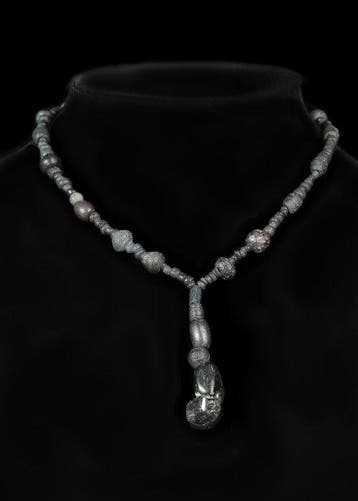 Oud-Romeins Zwart Glas Kralenketting (Zonder minimumprijs), Antiek en Kunst