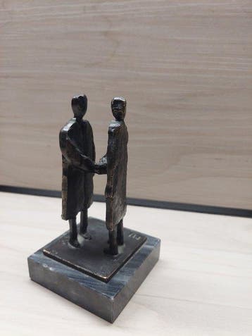 Artihove - Mark Jurriens - sculptuur, Vriendschap - 14 cm -, Antiek en Kunst