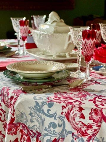 Tafellaken met filigraanpatronen voor grote tafels. -