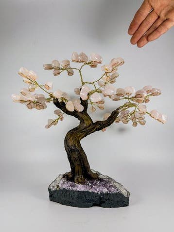 Prachtige rozenkwarts op Amethist Geode – Rozenkwarts Bonsai