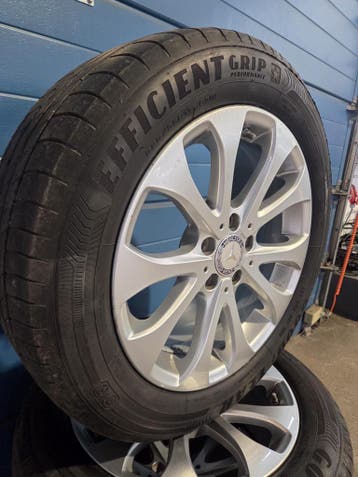 Originele Mercedes Benz Vito 17 inch zomerset, Ophalen, Gebruikt, Banden en Velgen, 17 inch