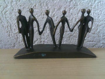 Artihove - Beeldje - OUR TEAM - Gepatineerd brons