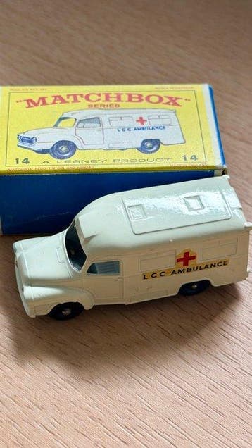 Matchbox 1:64 - Modelauto - Lomas Ambulance, Nieuw