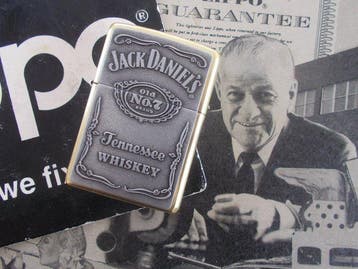 Zippo 2012 Brass Jack Daniels Bourbon emblem - Zonder, Verzamelen, Nieuw