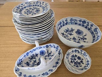Zwiebelmuster / Blue Onion Dinner Service – 26 Pieces -