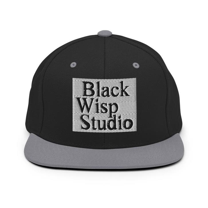 Snapback Pet Black Wisp Logo, Hobby en Vrije tijd, Borduren en Borduurmachines, Nieuw, Verzenden
