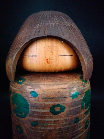 Beeldje - ZELDZAME Kokeshi getiteld Midori gemaakt door