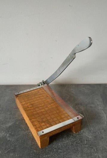 Beautifully pattinated paper Guillotine - Werkgereedschap