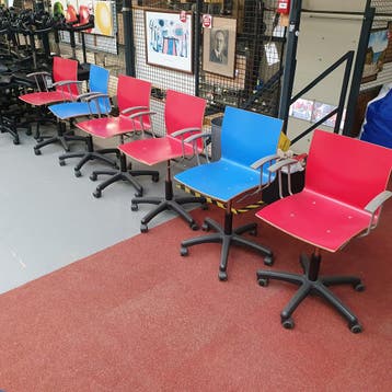 Eromes houten bureaustoel/ schoolstoel - rood en blauw (alle, Ophalen of Verzenden, Nieuw
