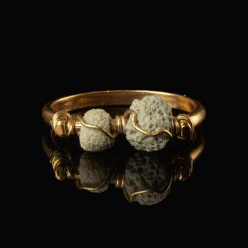 Oude Egypte, late periode Ring met Egyptische faience kralen