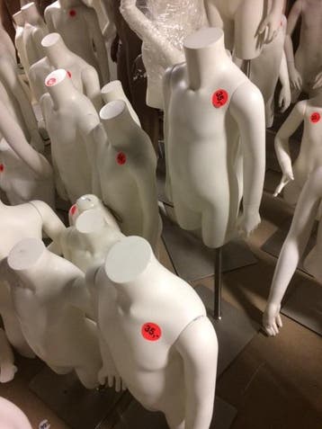 Headless gebruikte kinderpoppen