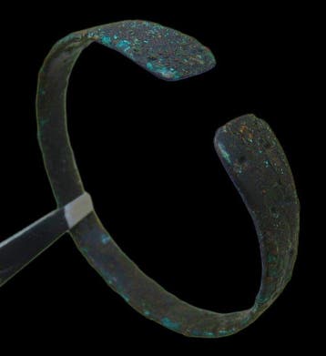 Viking periode oude bronzen armband, eindstukken in de vorm