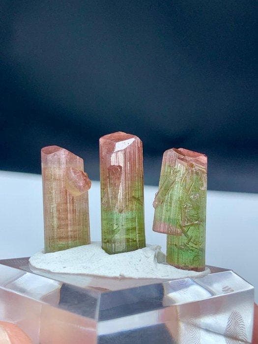 Tweekleurige tourmalijn kristalgroep Kristalen- 11.58 g -, Verzamelen, Mineralen en Fossielen