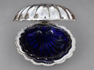 Boterschotel - Gegoten kobaltglas, zilveren metaal, Antiek en Kunst
