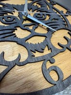 HOUTEN WANDKLOK MET POES - STIL UURWERK, Verzenden