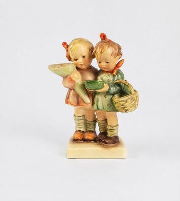 Goebel - Beeldje - Going to grandmas TMK1/2 - Porselein