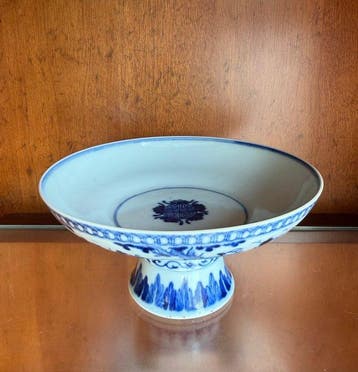 Chinees blauw-witte schotel met pioenen, vijf vleermuizen, Antiek en Kunst