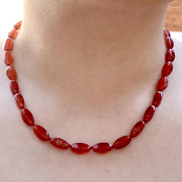 Carneool kralenketting met gouden sierslot, Sieraden, Tassen en Uiterlijk, Kettingen, Gebruikt, Ophalen of Verzenden, Met edelsteen
