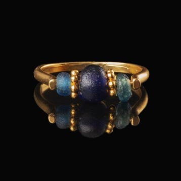 Oud-Romeins, Keizerrijk Ring met Romeinse blauwe glaskralen