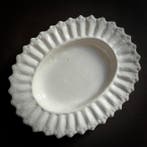 Schotel - Aardewerk - Diep bord op voet in witte faïence van