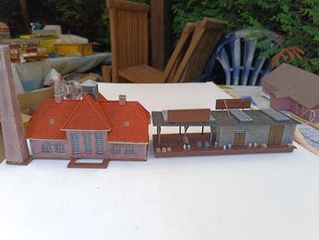 Airfix H0 - Modeltreingebouwen (2) - Twee gepatineerde, Nieuw