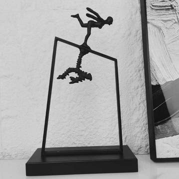sculptuur, On the Edge — a black metal sculpture of a
