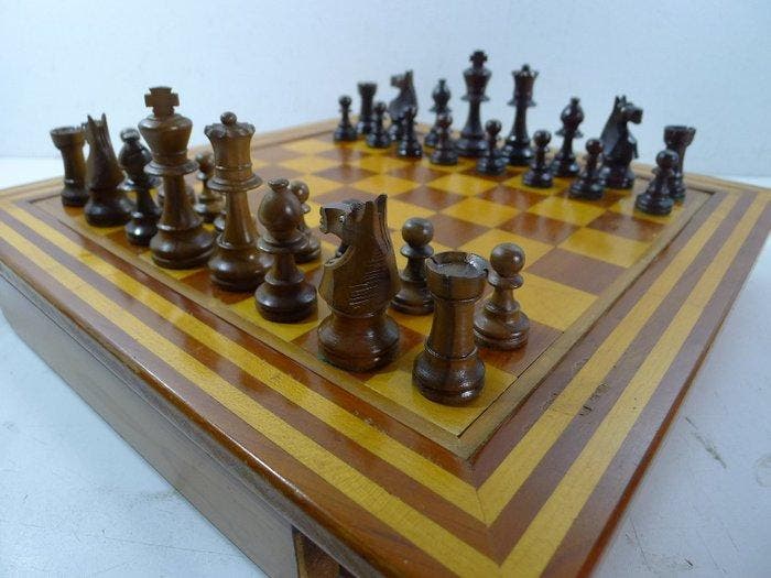 jeu déchecs et échiquier tiroir de rangement Cavaliers yeux, Antiek en Kunst, Curiosa en Brocante