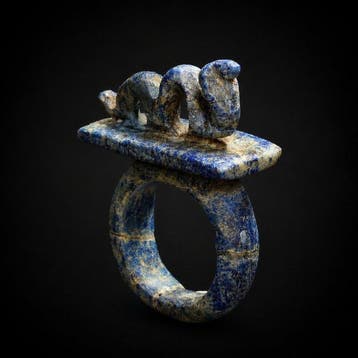 Het Oude Egypte lapis lazuli Ring met de Uraeus-godin - 4 cm, Verzamelen, Mineralen en Fossielen