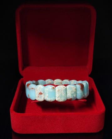 Prachtige Caribische Calcietarmband in geschenkdoos — Gratis