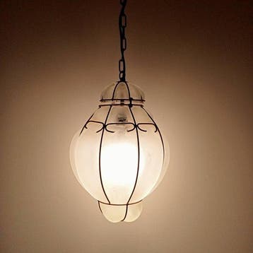 Gekooide hanglamp - Geblazen glas in metalen frame -, Antiek en Kunst