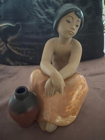 Lladró - Beeldje - Jeune fille assise avec vase - Porselein
