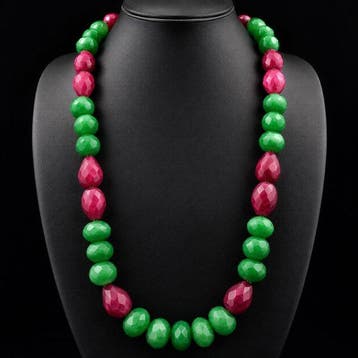 Ketting in robijn & smaragd . Uit de aarde gedolven . 746 ct
