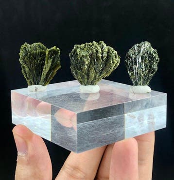 Geëindigde epidotekristalclusterlot Kristalen - 22 g - (1), Verzamelen, Mineralen en Fossielen