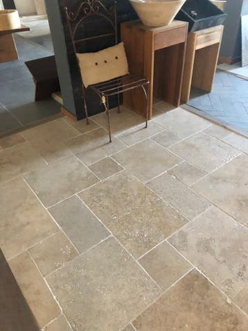 Travertin vloer in Japandi woonstijl, 30 cm of meer, Steen of Klei, Verzenden, 50 tot 150 cm