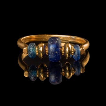 Oud-Romeins, Keizerrijk Ring met Romeinse blauwe glaskralen