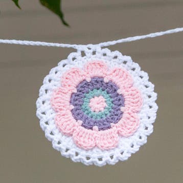 Haakpatroon Bloemenslinger - feestelijke decoratie met kwa, Ophalen of Verzenden, Nieuw