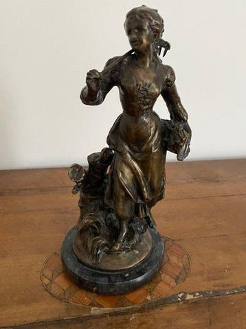 Beeld, jeune fâneuse - 28 cm - Brons, Messing