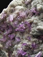 Zeldzame paarse amethist in de vorm van een scepter op