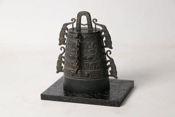 Archaïsche bronzen rituele bel met Taotie-motief, Kobayashi