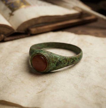 Middeleeuws Brons Ring met een decoratieve inzet.