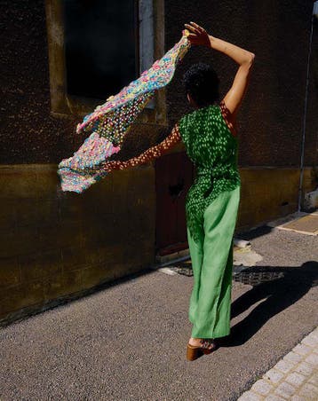 Haakpatroon Omslagdoek Sigrun met bloemen van Lisboa garen, Hobby en Vrije tijd, Breien en Haken, Ophalen of Verzenden, Nieuw