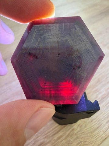 Robijn Extreem zeldzaam! Grote Trapiche robijn. 84 Ct., Verzamelen, Mineralen en Fossielen