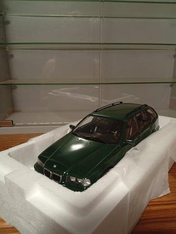 Otto Mobile 1:18 - Modelauto - BMW 328i (E36) Touring M, Nieuw