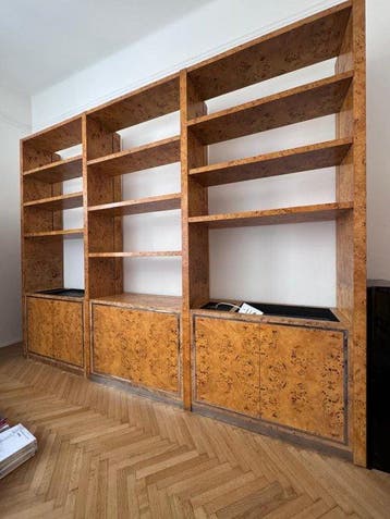 Wandrek - Elm - Boekenkast in elmhout en burlhout, Huis en Inrichting, Nieuw