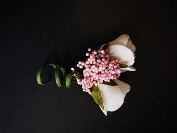 Corsage simply witte roosjes met roze fieldberrie, Ophalen of Verzenden, Nieuw