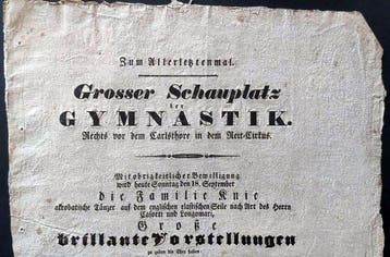 Acrobatische Tänzer auf dem englischen elastischen Seile -